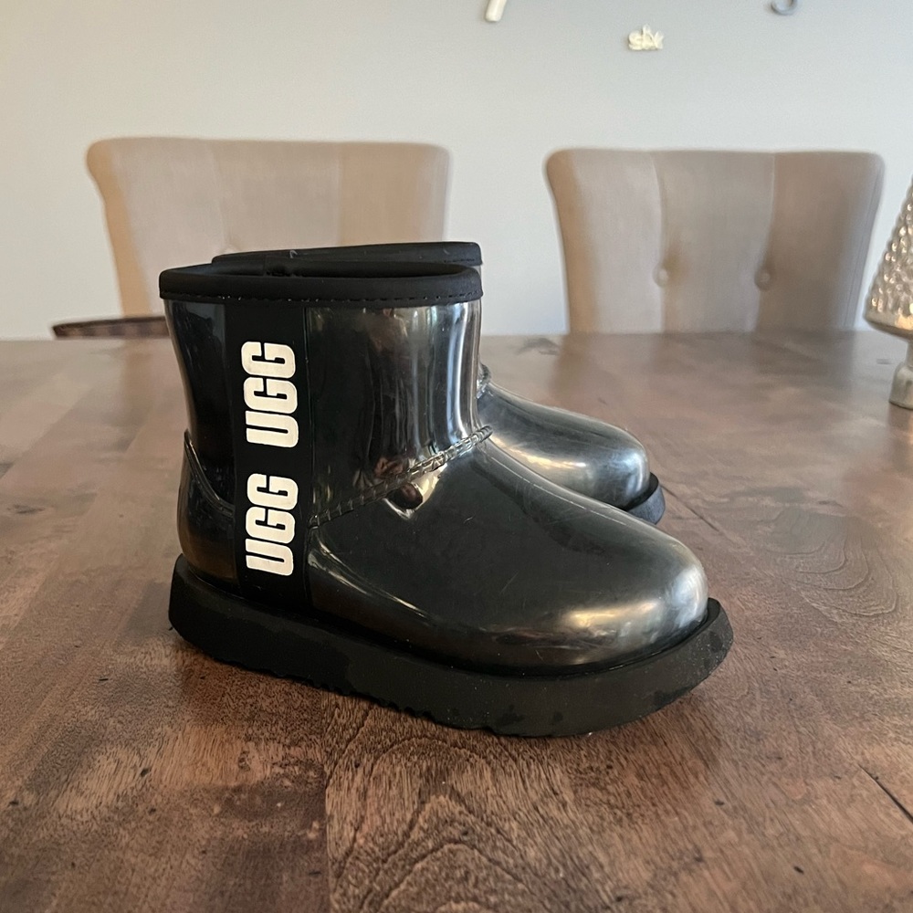 UGG Classic Clear Mini II in Black Little Kid